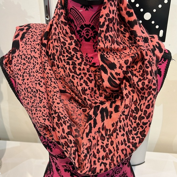 Pink cheetah scarf - Picture 3 of 6